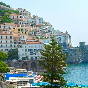 Moon Amalfi